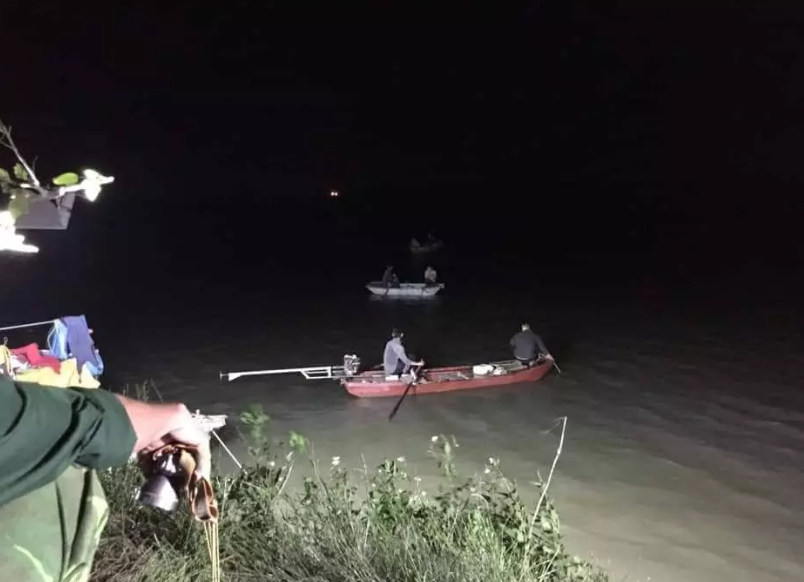 Xuyên đêm lặn tìm 3 mẹ con giáo viên mất tích ở bờ sông 
